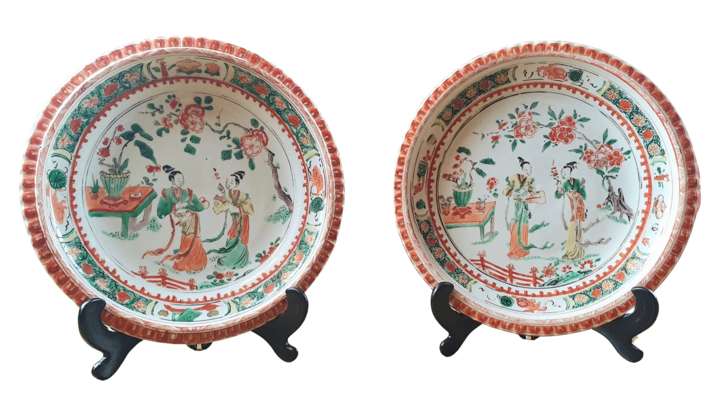 A PAIR OF CHINESE KANGXI (1661-1722) FAMILLE VERTE PIE CRUST PLATES