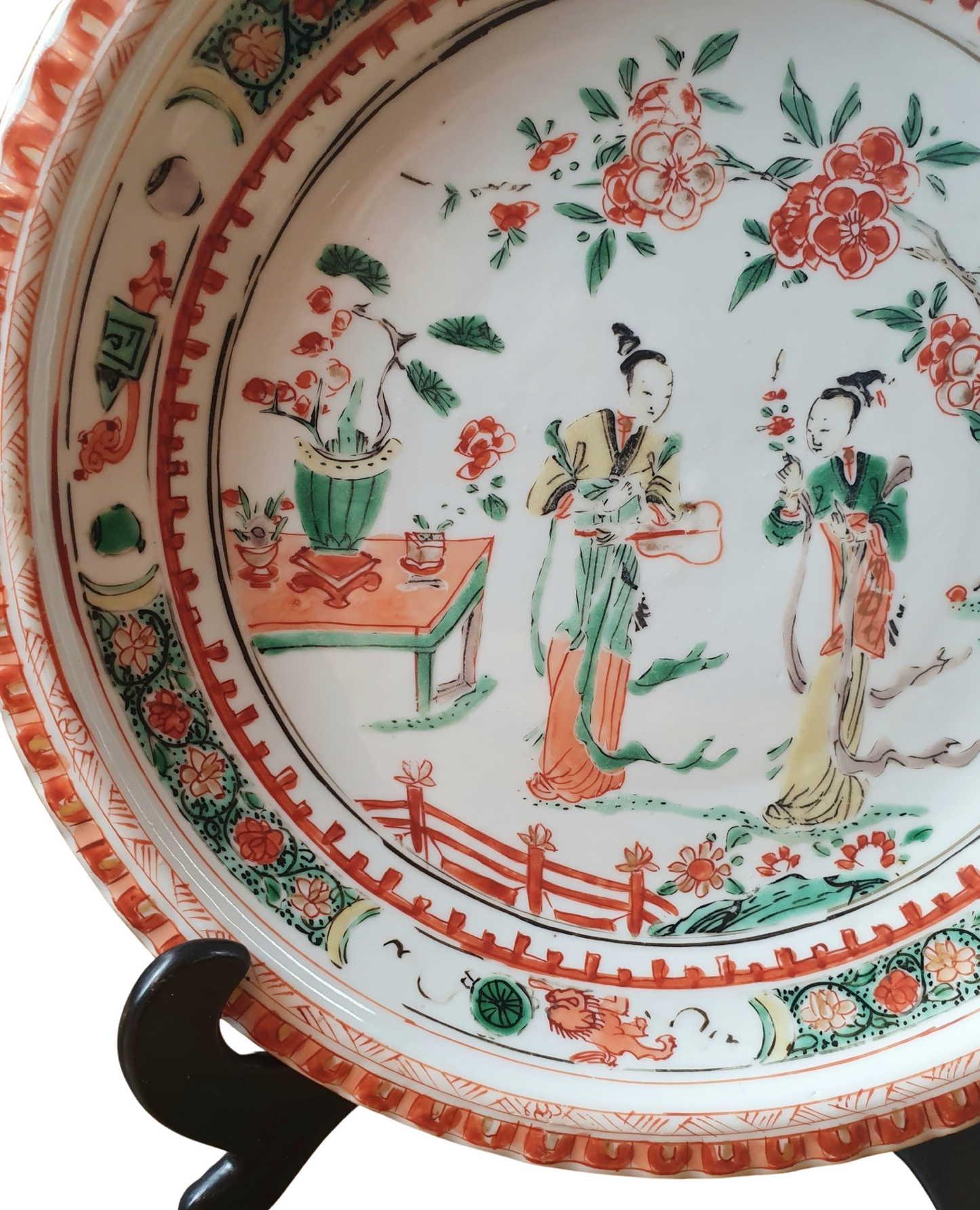 A PAIR OF CHINESE KANGXI (1661-1722) FAMILLE VERTE PIE CRUST PLATES