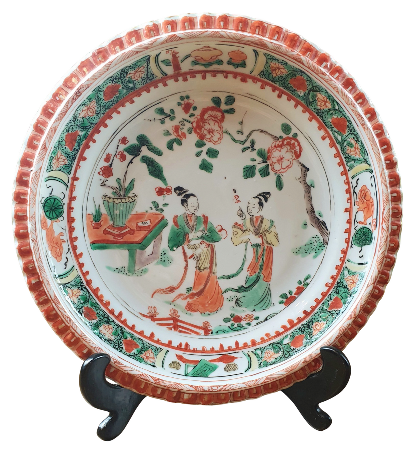 A PAIR OF CHINESE KANGXI (1661-1722) FAMILLE VERTE PIE CRUST PLATES