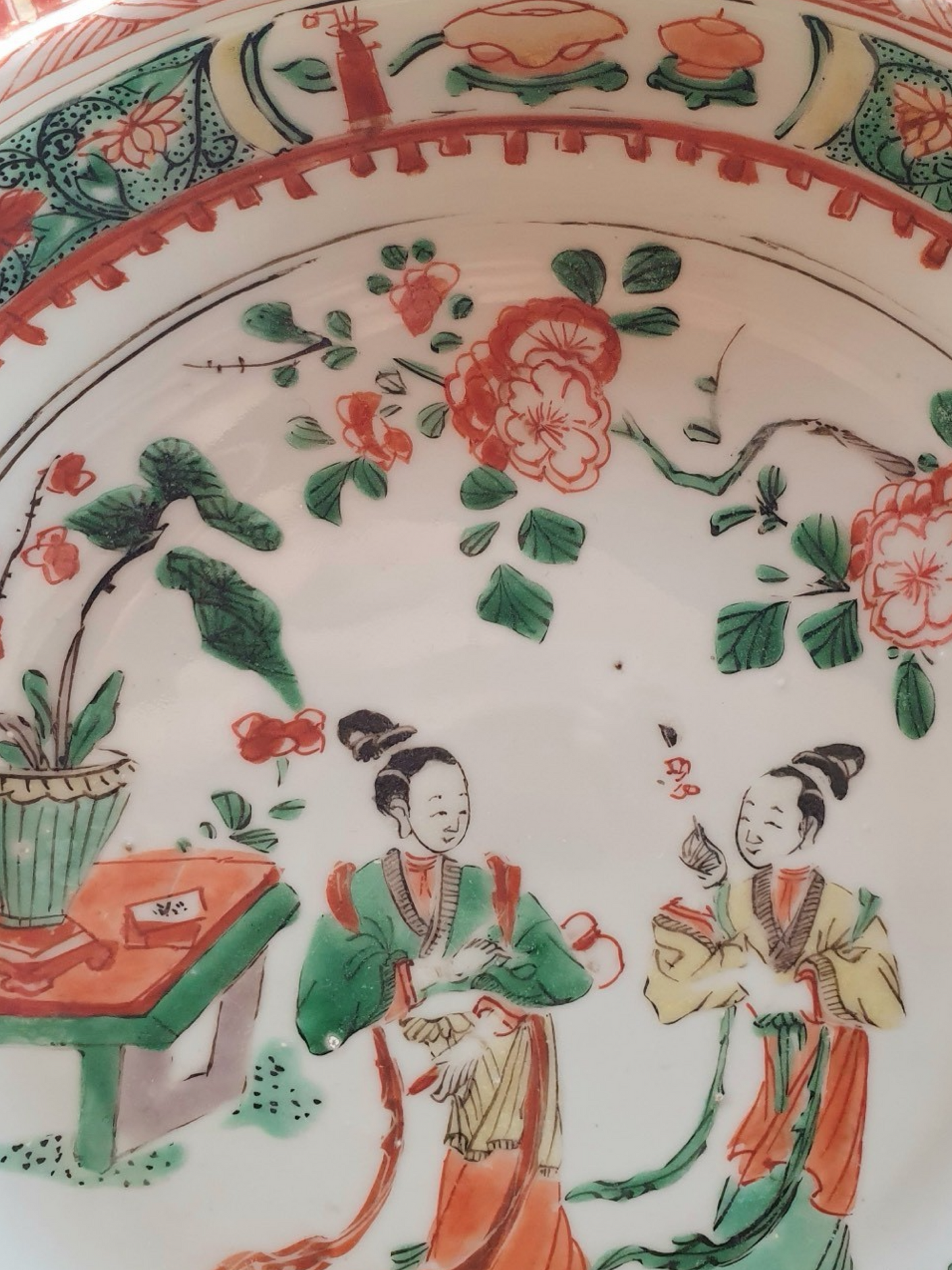 A PAIR OF CHINESE KANGXI (1661-1722) FAMILLE VERTE PIE CRUST PLATES