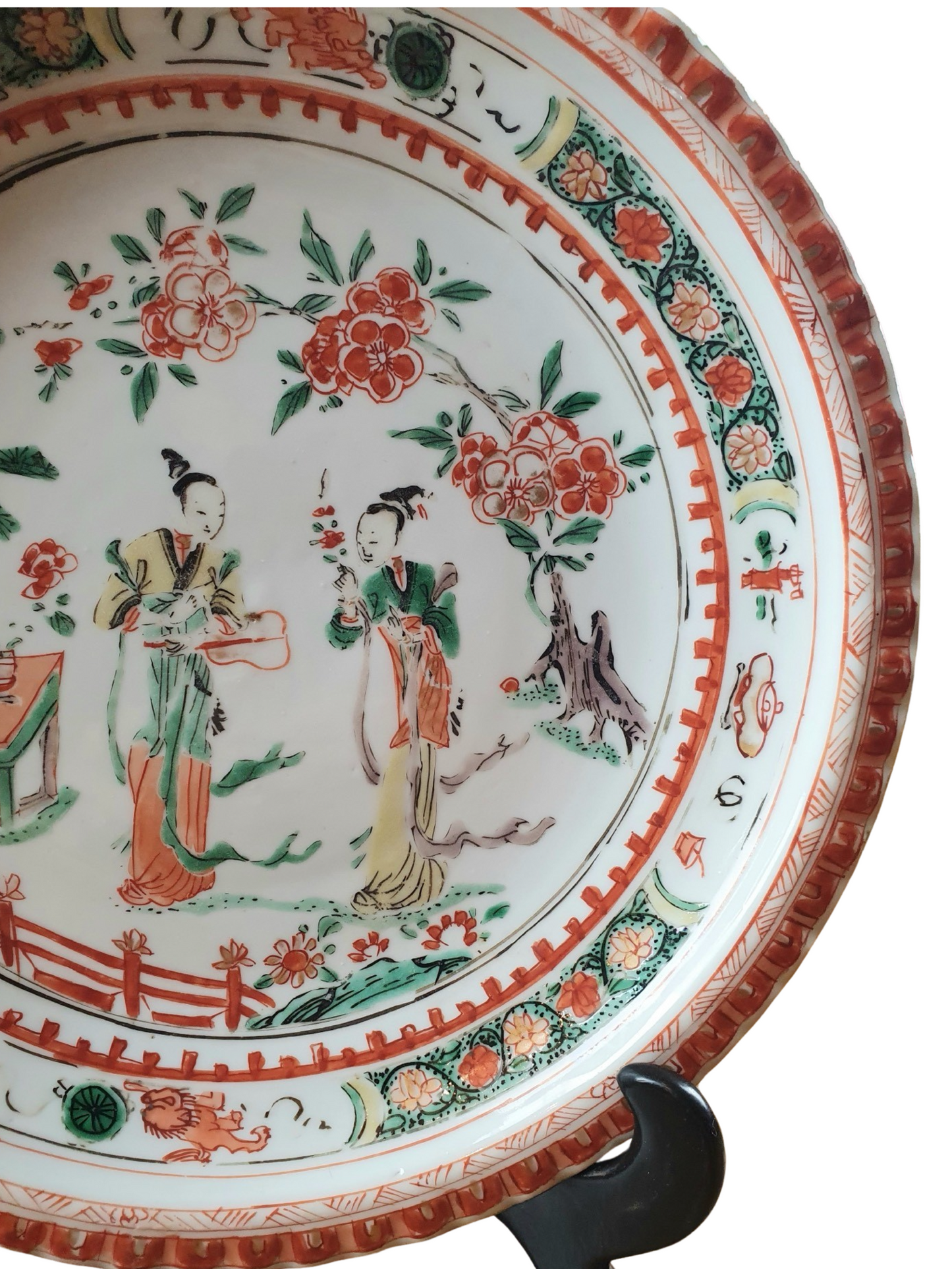 A PAIR OF CHINESE KANGXI (1661-1722) FAMILLE VERTE PIE CRUST PLATES