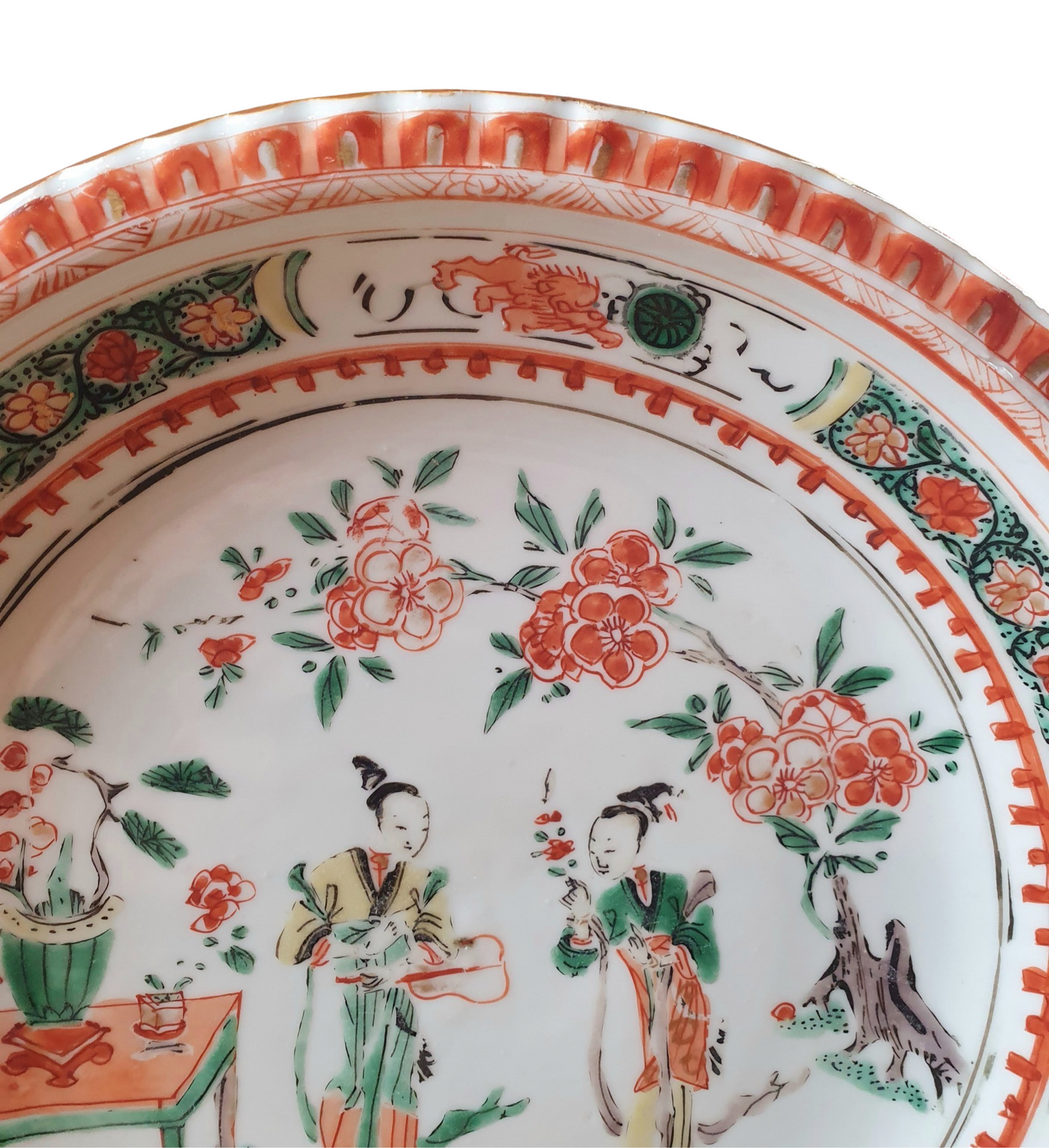 A PAIR OF CHINESE KANGXI (1661-1722) FAMILLE VERTE PIE CRUST PLATES