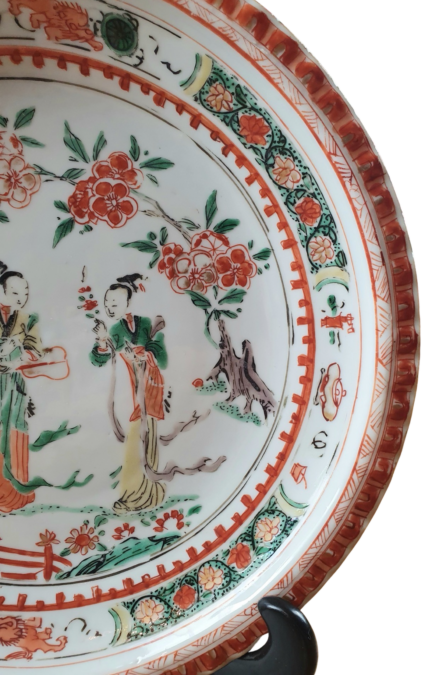 A PAIR OF CHINESE KANGXI (1661-1722) FAMILLE VERTE PIE CRUST PLATES