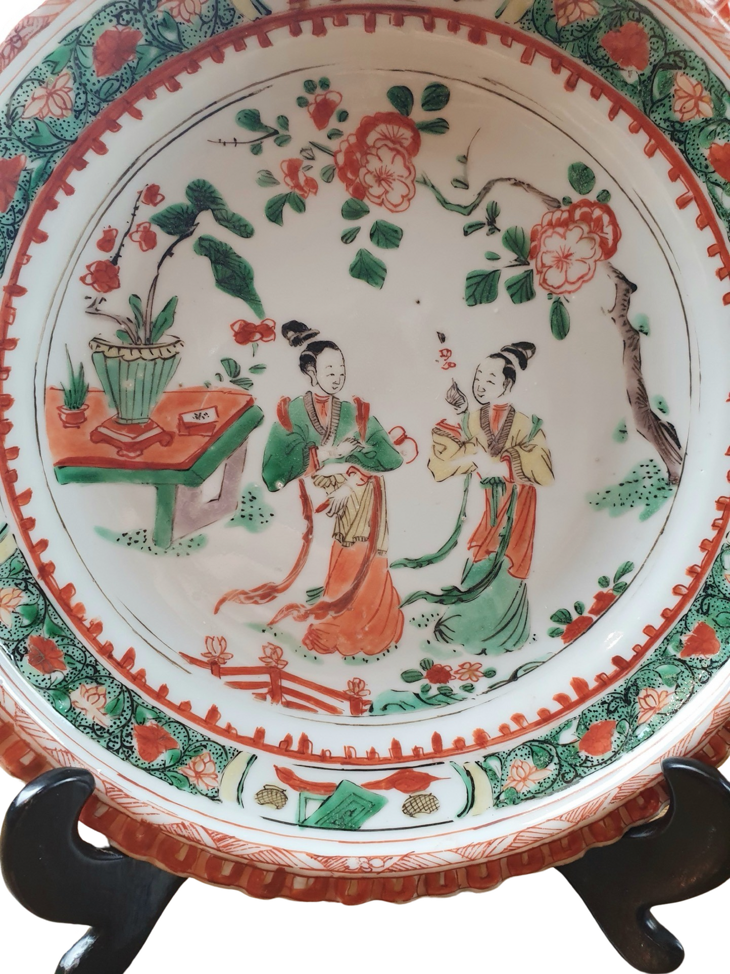 A PAIR OF CHINESE KANGXI (1661-1722) FAMILLE VERTE PIE CRUST PLATES