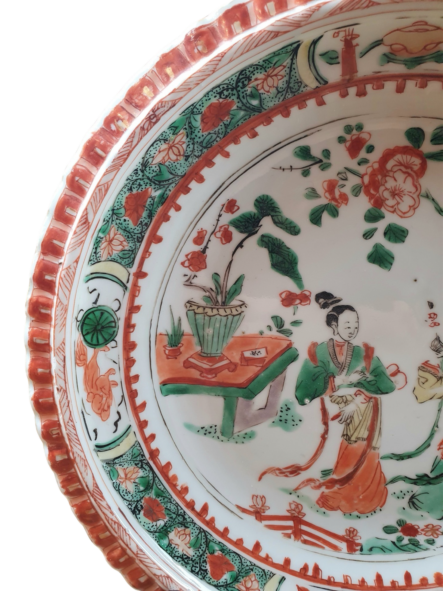 A PAIR OF CHINESE KANGXI (1661-1722) FAMILLE VERTE PIE CRUST PLATES